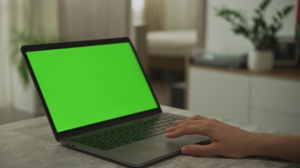 Donne caucasiche strisciare a mano su un touchpad portatile con un tasto chroma schermo verde su di esso — Video Stock