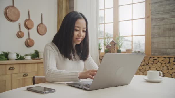 网上购物她的笔记本电脑-快乐的亚洲女人 — 图库视频影像