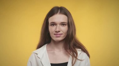 Açık sarı arka planda beyaz gömlekli 20 'li yaşlarda genç bir kadının portresi.