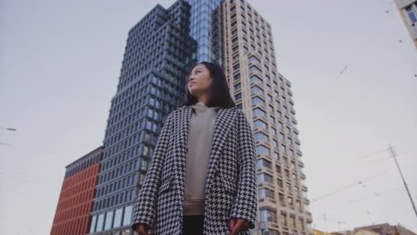 Nízkoúhlý portrét mladé dospělé asijské ženy v centru města — Stock video