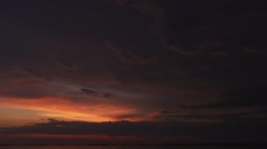 Yavaş optik zum yaz günbatımında bir nehrin üzerinde sakin bir gökyüzüne doğru