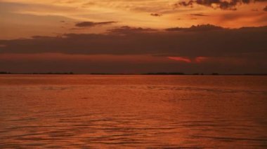 Yaz günü nehirde altın gün batımı