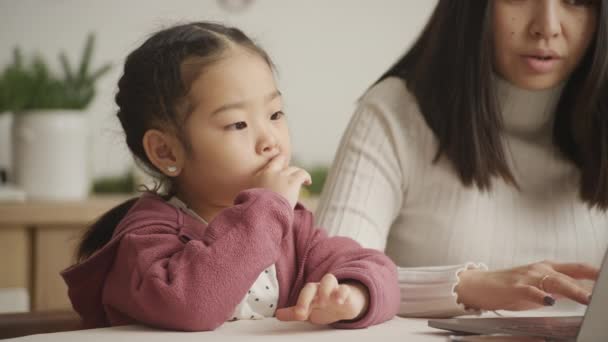 可爱的女儿在屋里的笔记本电脑前和妈妈说话 — 图库视频影像