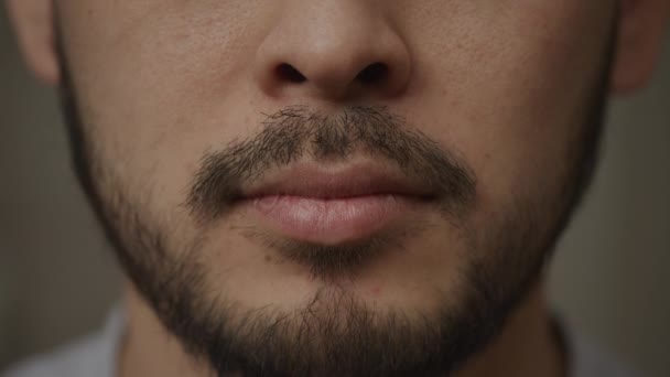 Екстремальна крупним планом азіатський чоловік зубної посмішки в повільному русі — стокове відео