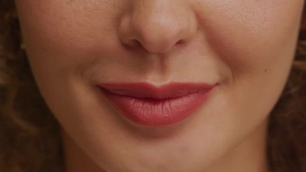 Gros plan d'une charmante femme sourire avec des dents naturelles parfaites et rouge à lèvres lumineux — Video