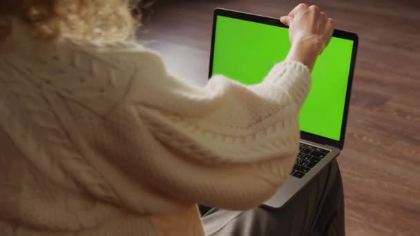 Κοντινό πλάνο μιας γυναίκας που ανοίγει ένα φορητό υπολογιστή με πράσινο chroma οθόνη κλειδί από πίσω — Αρχείο Βίντεο