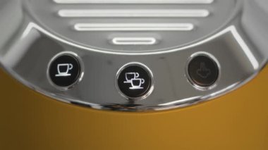 Kadınlar espresso düğmesine basıyor.