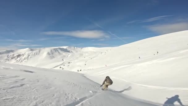 Snowboarder cruising down a coloir in backcountry — ストック動画