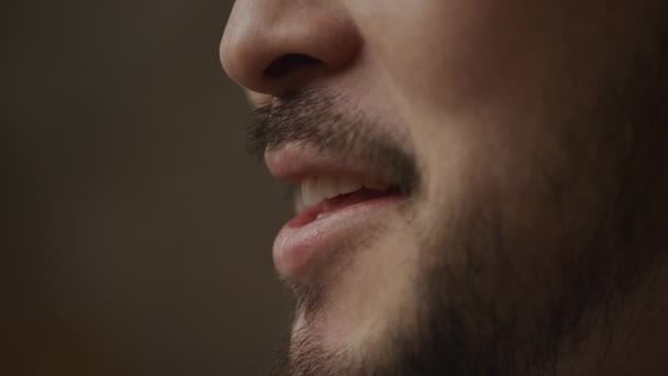 Екстремальний крупним планом азіатський чоловік рот розмовляє і посміхається в повільному русі в приміщенні — стокове відео