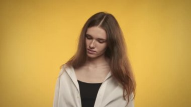 Parlak sarı arka planda poz veren kadın