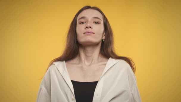 Nő vesz egy mély levegőt, és mosolyog a világos sárga háttér — Stock videók