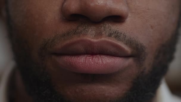 Extrémní detail mužských rtů v tichosti — Stock video