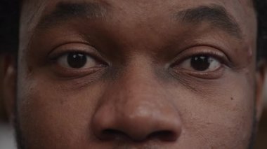 Şaşırmış bir Afrikalı-Amerikalı adamın aşırı yakın plan fotoğrafı.