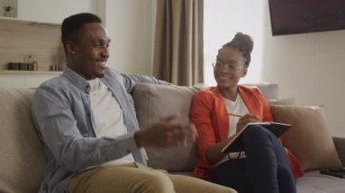 Genç, Afro-Amerikan bir adamın psikologla randevusu var ve sorunlarını iş geliştirme üzerine tartışıyor.