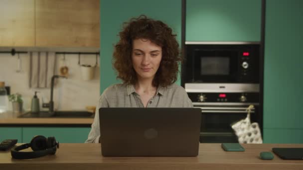 Jong twintiger jaren volwassen student passeren examen ontvangen goed nieuws op haar laptop — Stockvideo