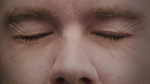 Nahaufnahme kaukasischer Männer mit geschlossenen Augen in Trauer und Kummer und Öffnung in einer neuen Hoffnung in Zeitlupe — Stockvideo