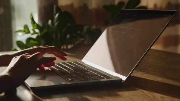 Mujer manos tecleando código y deslizando para revisar en un ordenador portátil bajo el sol puesta del sol — Vídeo de stock