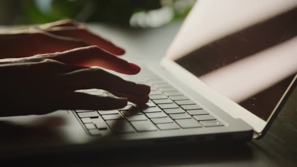 Primo piano di donna mani digitando codice su un computer portatile in 90 fps slow motion su un sole del tramonto — Video Stock