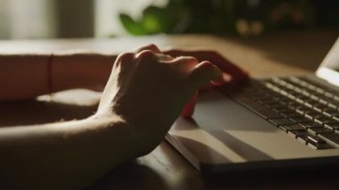 Kadın ellerini kapat çerçeveye gir ve güneş ışığında dizüstü bilgisayara iki kez dokun.