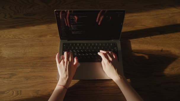 IT kobieta ręce wpisując i przeglądając kod na laptopie w pomieszczeniach — Wideo stockowe