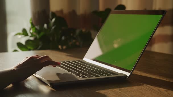 女用手在笔记本电脑触摸板上随意向下滚动 屏幕上有绿色彩色按键 动作缓慢 — 图库视频影像