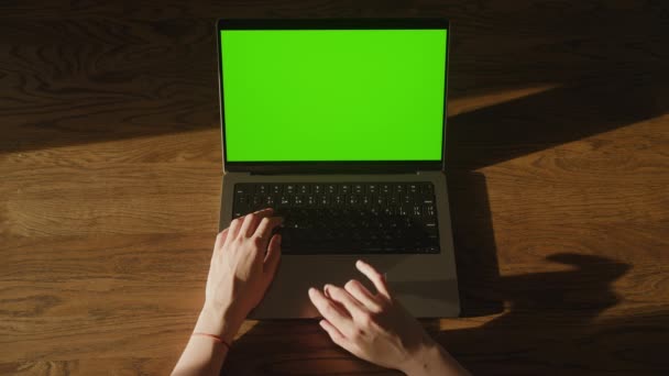 Κάτοψη Μιας Γυναίκας Χέρι Σαρώνει Ένα Φορητό Υπολογιστή Touchpad Πράσινο — Αρχείο Βίντεο