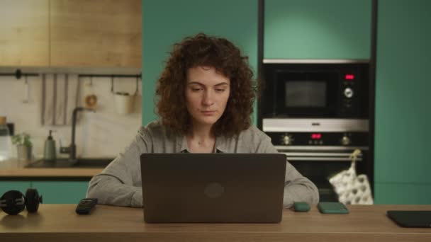 Jong Twintiger Jaren Volwassen Student Online Winkelen Haar Laptop Met — Stockvideo