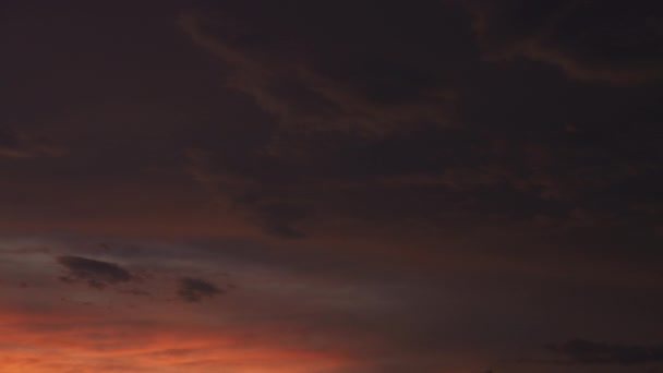 Optische Zoom Uit Van Een Regenachtige Zomerhemel Boven Een Rivier — Stockvideo