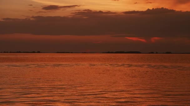 夏日河流风景上夕阳西下的金色倒影 动作缓慢 — 图库视频影像