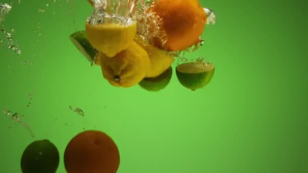Blandning Exotiska Citrusfrukter Som Faller Vatten Citron Apelsin Grapefrukt Kalkbitar — Stockvideo