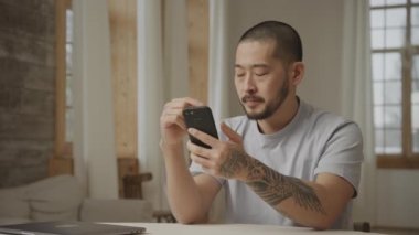 Akıllı telefonundan ağır çekimde kötü haber alan bir adamın portresi.