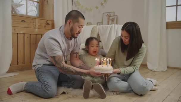 Азиатская Семья Празднует День Рождения Своей Дочери Помещении Своей Квартире — стоковое видео