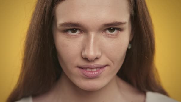 Stüdyoda Gülümseyen Beyaz Genç Bir Kadının Aşırı Yakın Çekimi — Stok video