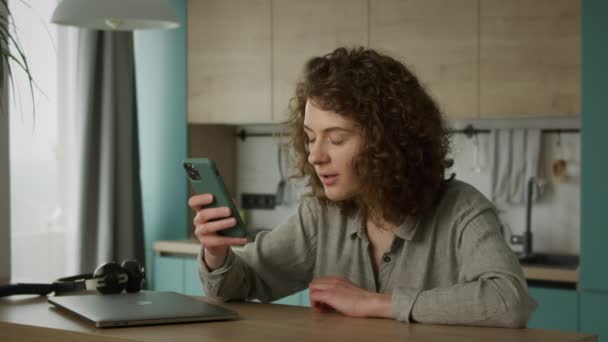 Diverses Expressions Faciales Réactions Une Jeune Femme Caucasienne Bouclée Des — Video