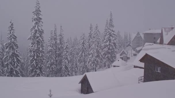 Камера Снимает Деревню Горах Покрытую Снегом Время Сильного Снегопада Мрачную — стоковое видео