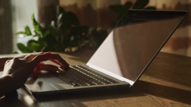 Kapalı alandaki kodları incelerken dizüstü bilgisayarın dokunmatik dokunmatik ekranını kapatır mısın?