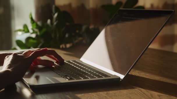 Zbliżenie Strony Kobiety Przewijania Laptopie Touchpad Podczas Przeglądu Kodu Pomieszczeniach — Wideo stockowe
