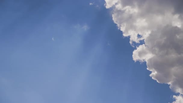 Timelapse Van Wolken Gevormd Lagen Met Blauwe Luchten Zonnestralen Achter — Stockvideo