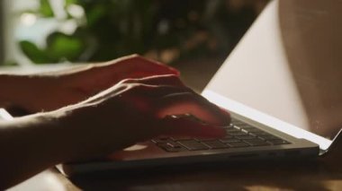 Ağır çekimde dizüstü bilgisayarda kod yazan kadının ellerinden yavaşça uzaklaşın.