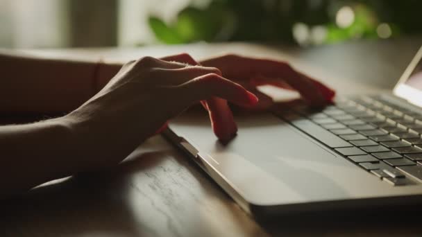 Zbliżenie Kobiety Ręka Przewijanie Laptopie Touchpad Komputera Zwolnionym Tempie Pomieszczeniach — Wideo stockowe