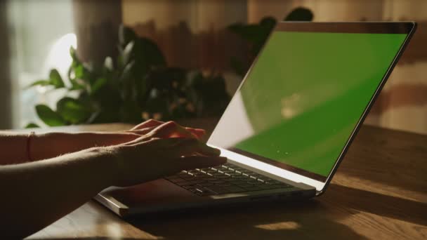 Kaukasische Frau Tippt Zeitlupe Auf Einer Laptop Computertastatur Mit Grünem — Stockvideo