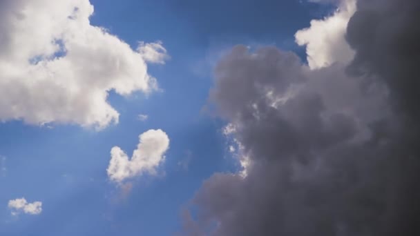 Včasná Tvorba Mraků Viditelné Odpařování Modrou Oblohou Pozadí Venku — Stock video
