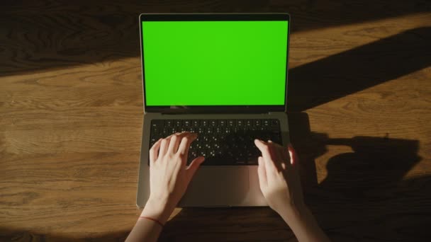 Top View Materiał Białej Kobiety Ręce Układanie Pisanie Komputerze Laptopa — Wideo stockowe