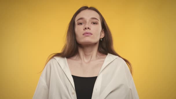 Frau Atmet Tief Ein Und Atmet Vor Leuchtend Gelbem Hintergrund — Stockvideo
