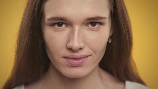 Parlak Sarı Bir Arka Planda Gülümseyen Beyaz Genç Bir Kadının — Stok video