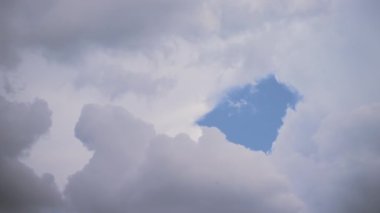 Beyaz kümülüs bulutları fırtına zamanından önce oluşurlar.