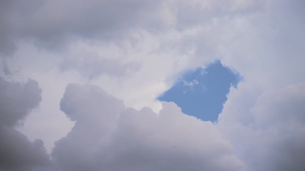 Белые Кучевые Облака Образуются Перед Временным Облаком Бури — стоковое видео