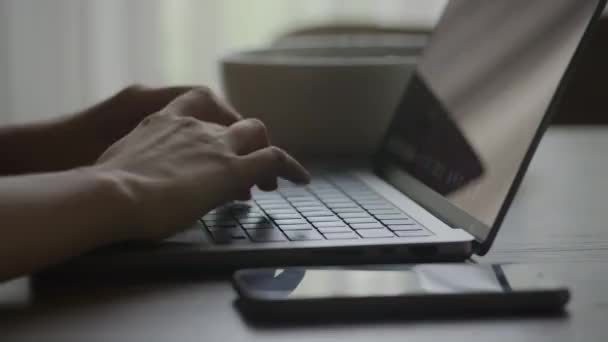 作業机の上のスローモーションでラップトップコンピュータに入力する白人女性の手の閉じる — ストック動画