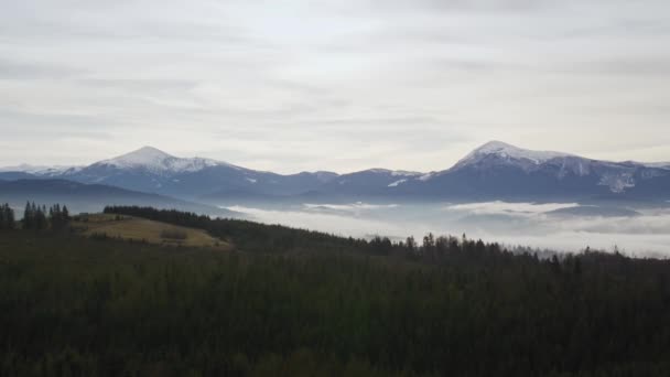 Panoramautsikt Över Den Snöiga Bergsryggen Dagsljus Mitten Hösten Eller Vintern — Stockvideo