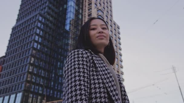 Şehir Merkezinde Yüksek Bir Binanın Altında Genç Bir Asyalı Kadının — Stok video